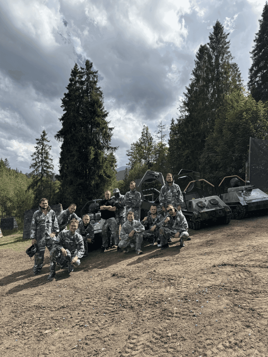 Group of players on paintball field